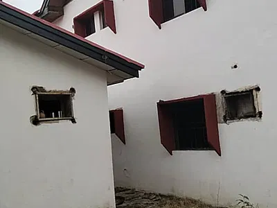 A Demolishable Building Seating on 947 SQM, Residential Plot, Cofo — Serene Neighborhood, Utako, Abuja