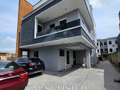 Luxury Living Stunning 6-Bedroom House — Ikeja, Lagos