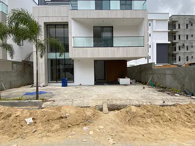 Gorgeous 6 Bedroom Duplex with a Pool, BQ, Cinemas, Elevator — Lekki, Lagos