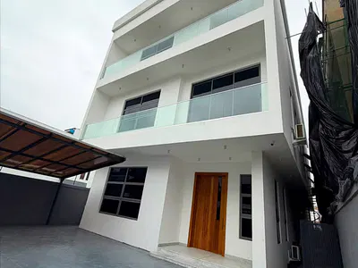 Waterfront 5 Bedroom Luxury Home with Pool with 2 BQS — Ikoyi, Lagos
