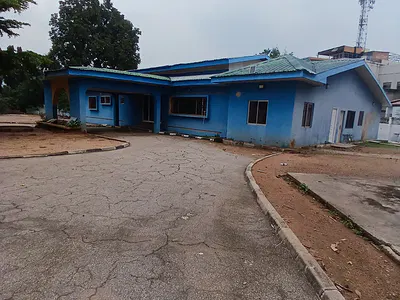 Old House 5 Bedroom Fully Detached Bungalow with Swimming Pool — Maitama Abuja Diplomatic Zone, Maitama District, Abuja