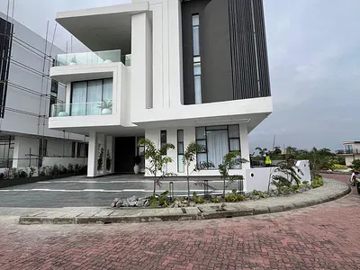 5 Bed with Elevator, Pool, Gazebo & Cinema — Lekki, Lagos
