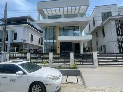 Wonderfully Built 5 Bedroom Detached Home with Swimming Pool, BQ& Gym — Lekki, Lagos
