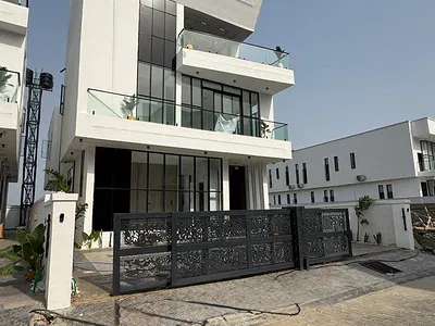 Magnificent 6 Beds with a Private Poo — Lekki, Lagos