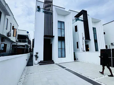 Luxurious 5 Bedroom Fully Detached Duplex with Boys Quarters&swimming — Lekki, Lagos