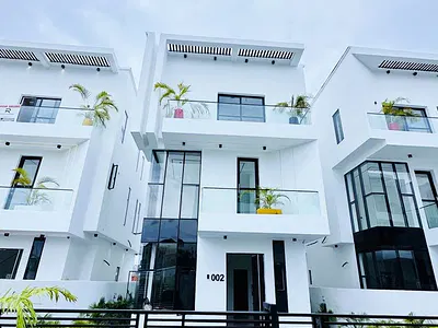 Luxurious 5 Bedroom Fully Detached Duplex with Boys Quarters & Swimmin — Lekki, Lagos