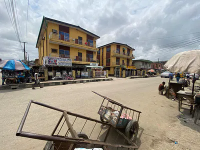 Solid Building with 5 Units of 3 Bedroom Flat with a Miniflat & 2 Shop — Ijeshatedo, Surulere, Lagos