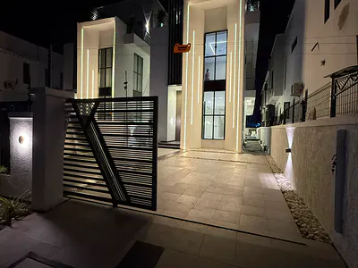 Luxury 5 Bedroom Detached House with Beautiful Features! — Lekki, Lagos