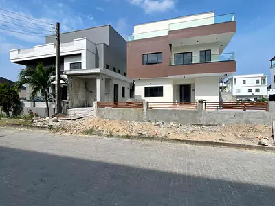 Contemporary 5 Bedroom Detached Home + BQ, Pool, Cinema, Roof Terrace — Lekki, Lagos