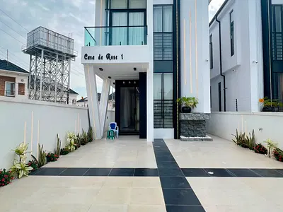 Fantastic 5 Bed Luxury Smart Home with Swimming Pool — Lekki, Lagos