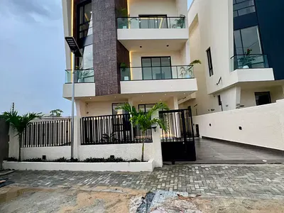 5 Bedroom Luxury Detached Home with Pool, Cinema — Lekki, Lagos