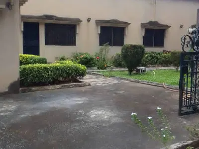 8 Bedroom Detached House — Ikoyi, Lagos