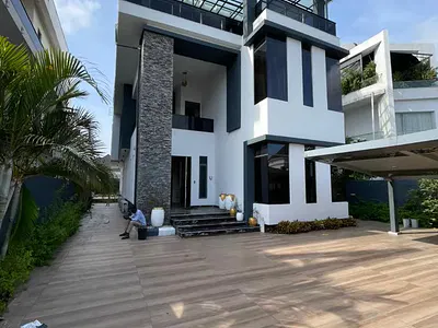 Fully Furnished 6bedrooms Detached Duplex with 2 BQ + Pool — Lekki, Lagos