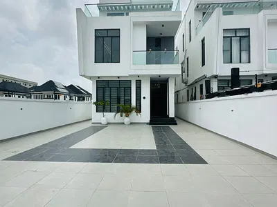 Spacious 5bedroom Detached Duplex with BQ, Swimming Pool &cinema — Lekki, Lagos