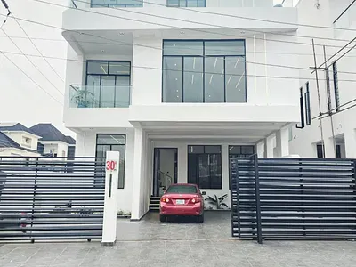 5 Bedroom Detached House with Swimming Pool — Lekki, Lagos