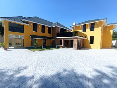 7 Bedroom Detached House with 2 Bedroom Guest Chalet — Lugard Road, Kano, Kano