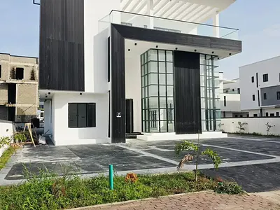 Spacious 7 Bedroom Detached Duplex with Pool, Cinema, Pentfloor — Lekki, Lagos
