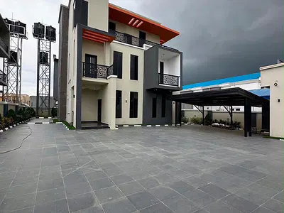 Luxury Spacious 5 Bedroom En-Suite Duplex with BQ — Apo, Abuja