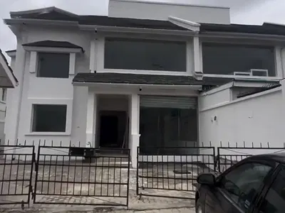 5 Bedroom Semi-Detached Building with a Pent-Floor — Lekki Phase 1, Lekki, Lagos