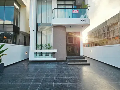 5 Bedroom Detached Home with Swimming Pool — Lekki, Lagos
