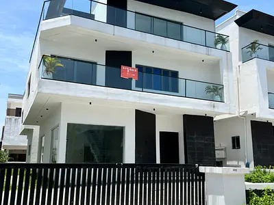 Contemporary 5 Bedroom Detached with Cinema, Rooftop Terrace and BQ — Lekki, Lagos