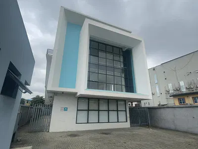 Open-Plan Commercial Building, Spacious Rooftop, Prime Commercial Location — Surulere, Lagos