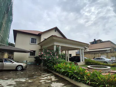 Spacious 6 Bedroom Fully Detached House with 4 Room BQ — Lekki, Lagos