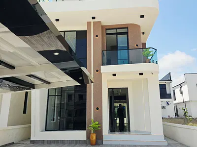 5 Bedroom Detached House with Swimming Pool — Chevron Toll Gate, Lekki, Lagos