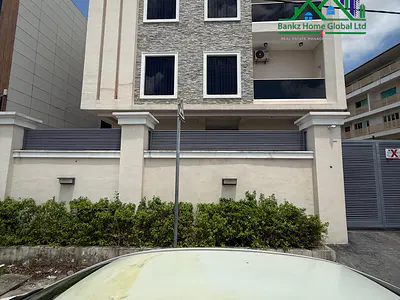 Luxury 6 Bedroom Fully Detached Duplex with 2 Boy's Quarters — Lekki, Lagos