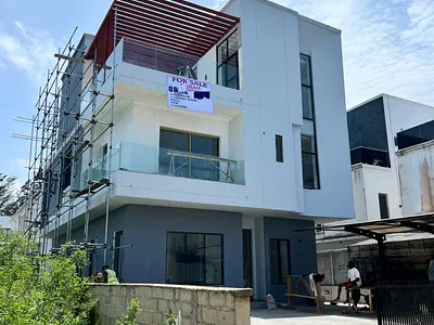 6 Bedroom Detached Duplex with Pool — Lekki, Lagos