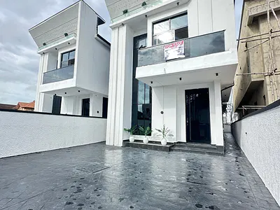 5 Bedroom Detached Duplex with Swimming Pool — Lekki, Lagos