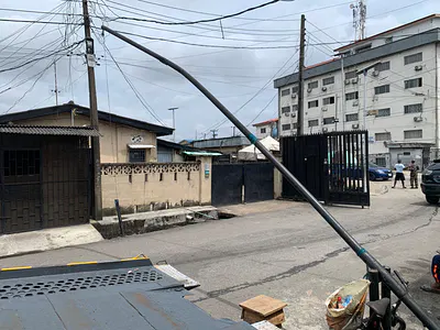 3 Bedrooms Bungalow with Garage (Needs Renovation) — Eric Manuel/Bode Thomas/Surulere, Bode Thomas, Surulere, Lagos