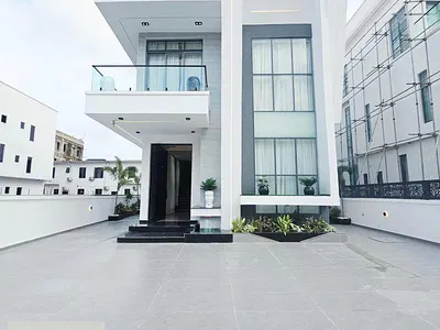 Luxurious 5 Bedroom Fully Detached Home with Swimming Pool, Cinema — Lekki, Lagos