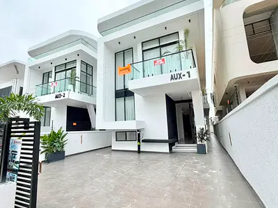 5 Bedroom Detached Home with Swimming Pool — Lekki, Lagos