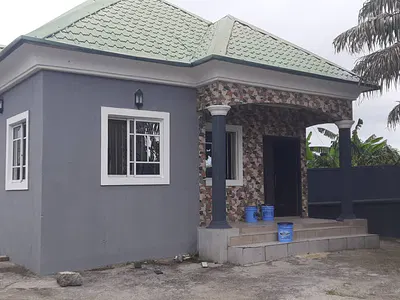 Standard 3bedroom Bungalow a Room &parlor Wirh a Self Contain NQ — Lekki, Lagos