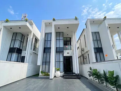 5 Bedroom Detached House with Swimming Pool — Lekki, Lagos