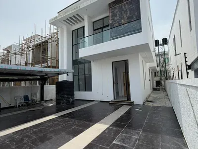 5 Bedroom Detached House with Spacious Living Room — Lekki, Lagos