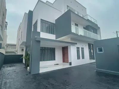 Contemporary 5 Bedroom 2 Room BQ Ample Parking — Lekki, Lagos