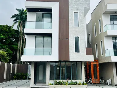 Family Friendly 5 Bedroom Detached with Gym, Play Area, Lounge & Spa — Ikoyi, Lagos