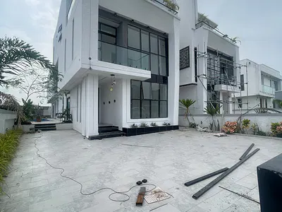 Elegant 5 Bedroom Fully Detached Duplex with a BQ, Pool — Ajah, Lagos