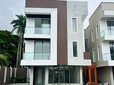 Family Friendly 4 Bedroom Detached with Gym, Play Area, Lounge & Spa — Ikoyi, Lagos