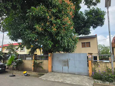 Commercial 5 Bedroom Fully Detached Duplex with BQ with Ample Parking. — Surulere, Lagos