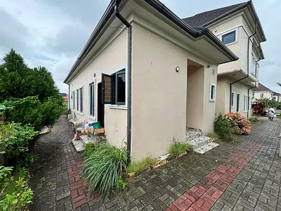 Spacious Clean 5 Bedroom Detached House with 2 Bedroom BQ — Lekki, Lagos