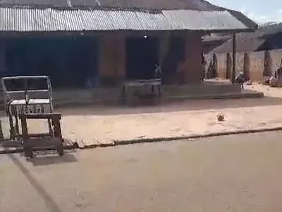 50FT by 100FT Land with Demolish Able Old Structure — Iwehen STR, Ibiwe, Road, Ring Road, Benin, Oredo, Edo