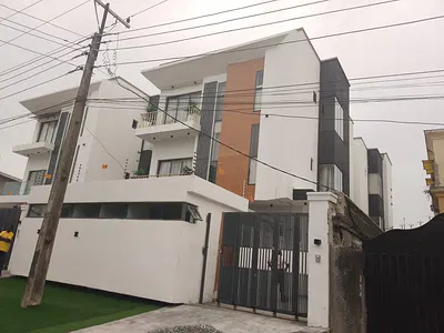 Luxurious 5 Bedroom Detached Duplex with Swimming Pool — Lekki, Lagos