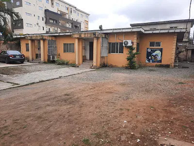 10 Rooms Detached Bungalow on 1000SQM of Land — Ikeja GRA Lagos, Ikeja, Lagos