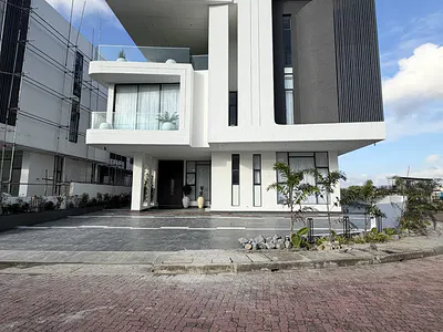 5 Bedroom Detached House with Swimming Pool — Lekki, Lagos