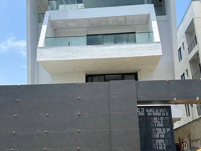 Contemporary and Modern 5 Bedroom Detached House with 2 Rooms BQ. — Banana Island, Ikoyi, Lagos