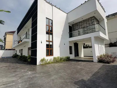 Spaciously Built 6 Bedroom Fully Detached Duplex with BQ & Pool — Ikeja, Lagos