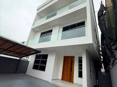 Waterfront 5-Bedroom Luxury Home, a Study, Swimming Pool and Cinema — Lekki, Lagos